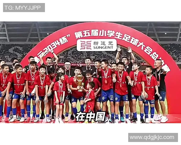 中国足球队在友谊赛中以7比2战胜老挝队展现强大实力